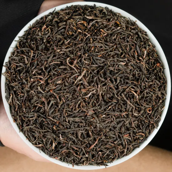 Tè cinese sano in foglie sfuse di tè biologico primaverile sfuso fatto a mano. Tè cinese